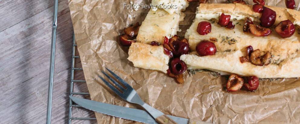 Vegetarisches Rezept: Blätterteig-Käse-Strudel mit Kirschen und Thymian_2