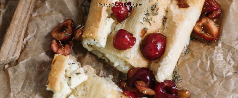 Vegetarisches Rezept: Blätterteig-Käse-Strudel mit Kirschen und Thymian_3