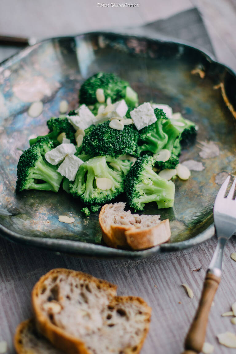 Brokkoli mit Mandelblättchen und Feta von SevenCooks Brokkoli mit Mandelblättchen und Feta von SevenCooks