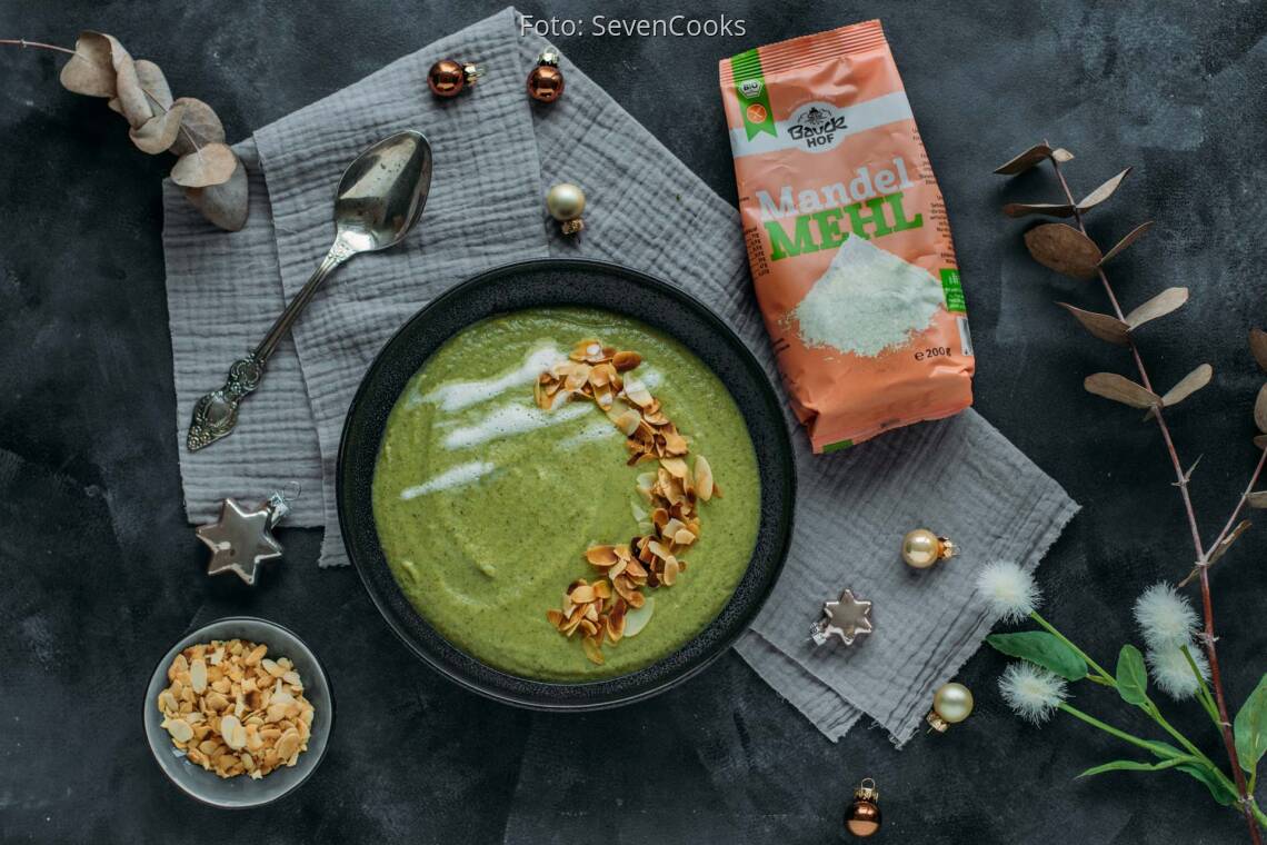 Vegetarisches Rezept: Brokkoli-Mandel-Cremesuppe 1 Weihnachtsmenü