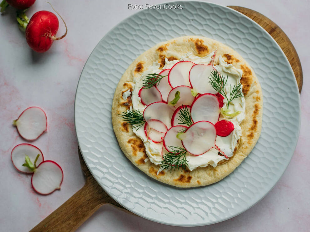 Brot aus der Pfanne mit Frischkäse und Radieschen von SevenCooks