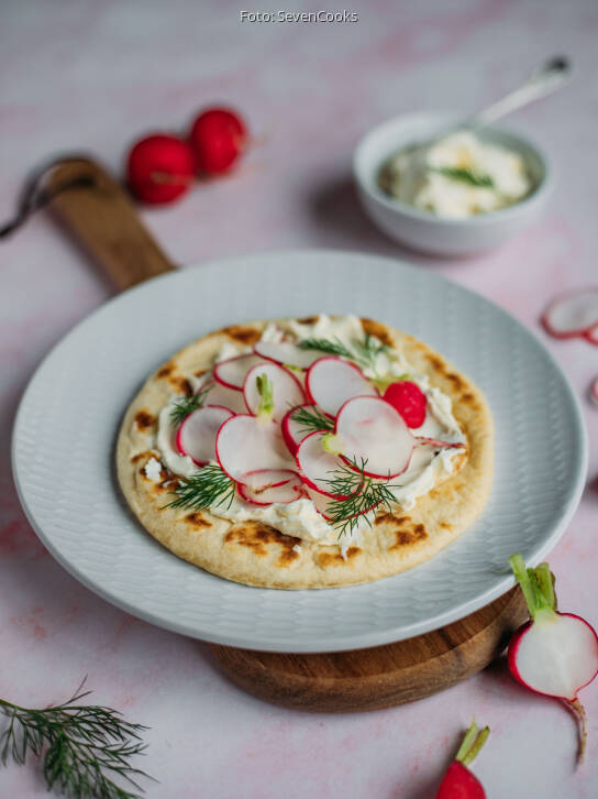 Brot aus der Pfanne mit Frischkäse und Radieschen von SevenCooks