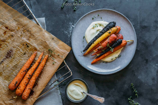 Bunte Möhren aus dem Ofen mit köstlichem Dip von SevenCooks