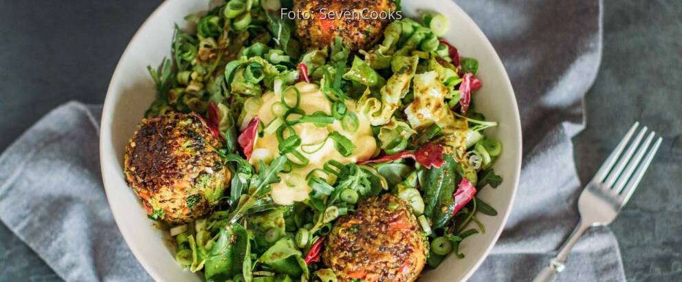 Vegetarisches Rezept: Bunte Quinoabällchen mit Curry-Dip 1