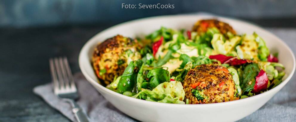 Vegetarisches Rezept: Bunte Quinoabällchen mit Curry-Dip 2