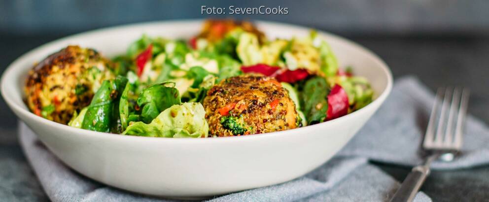 Vegetarisches Rezept: Bunte Quinoabällchen mit Curry-Dip 3
