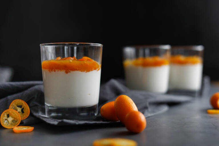 Vegetarisches Rezept: Buttermilch Creme mit Kumquat Kompott