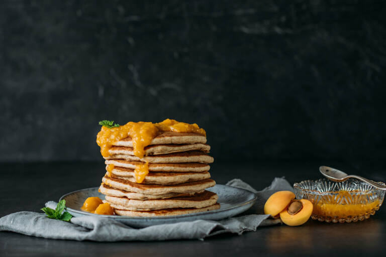 Vegetarisches Rezept: Buttermilch-Pancakes mit Mirabellenmarmelade