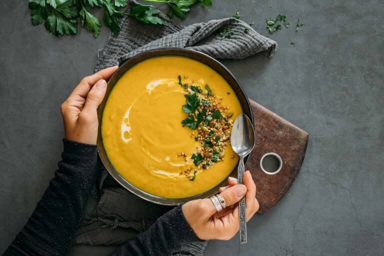 Vegetarisches Rezept: Butternusskürbis Suppe mit Buchweizen Crunch 1