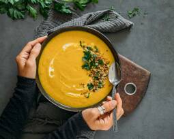 Vegetarisches Rezept: Butternusskürbis Suppe mit Buchweizen Crunch 1
