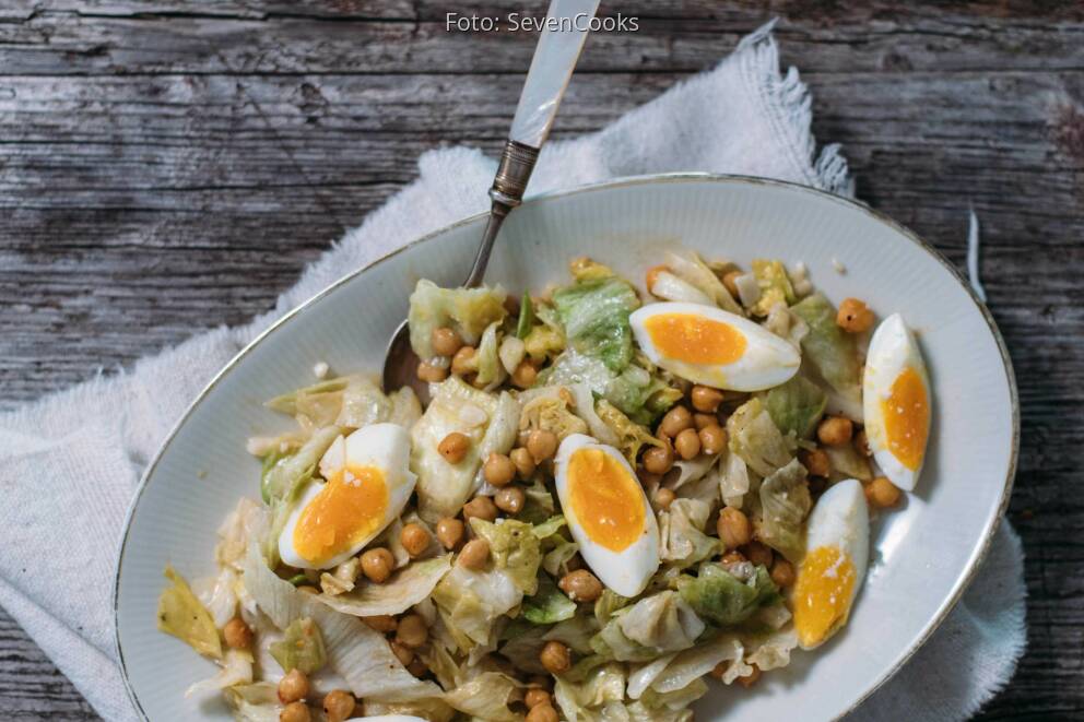 Eisbergsalat mit Ei und Kichererbsen von SevenCooks