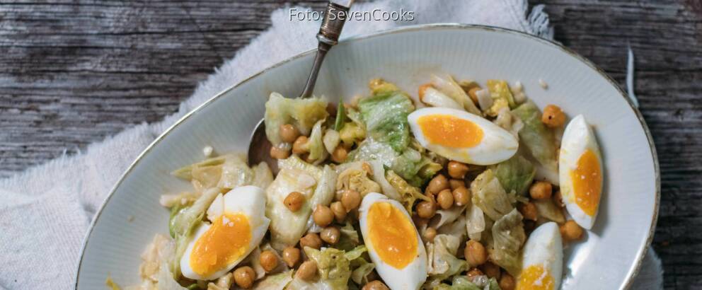 Vegetarisches Rezept: Eisbergsalat mit Ei und Kichererbsen_1