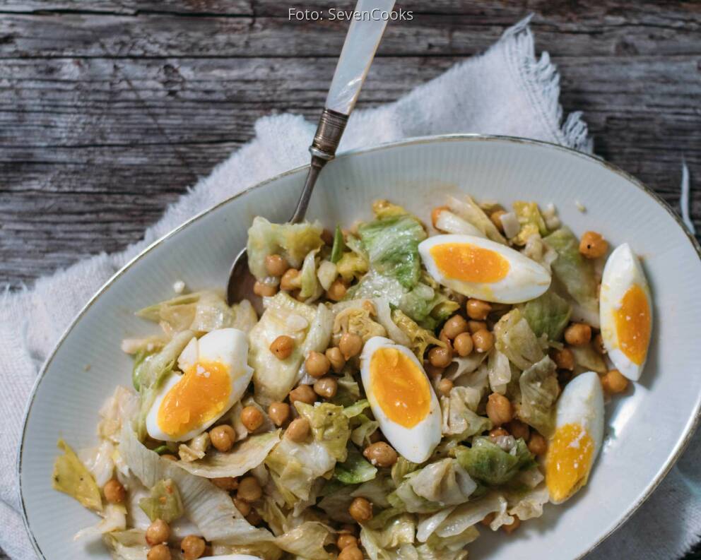 Eisbergsalat mit Ei und Kichererbsen von SevenCooks