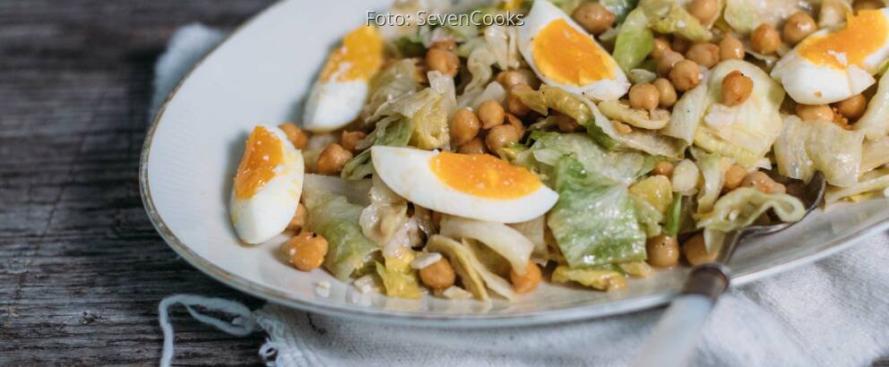 Vegetarisches Rezept: Eisbergsalat mit Ei und Kichererbsen_2