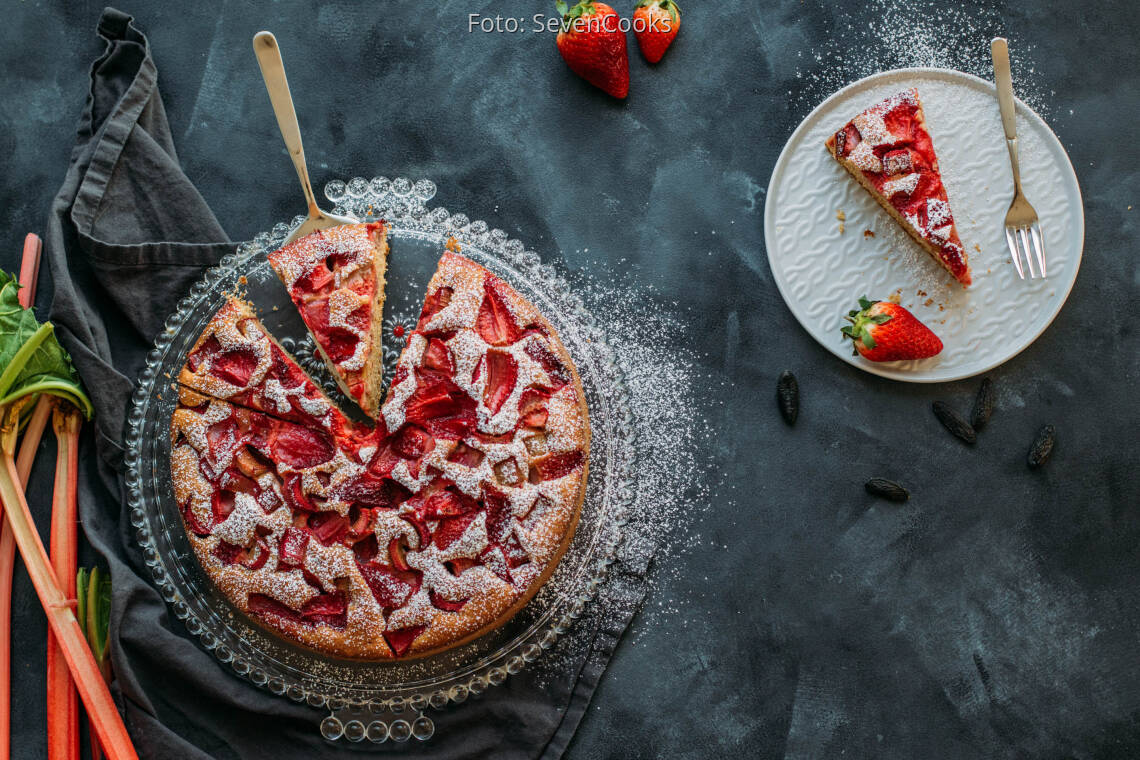 Vegetarisches Rezept: Erdbeer-Rhabarber-Kuchen