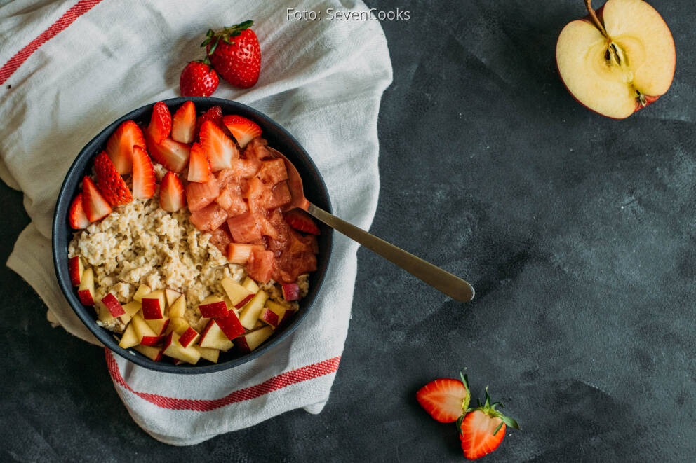 Porridge mit frischen Erdbeeren und Rhabarber-Kompott von SevenCooks