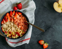 Vegetarisches Rezept: Erdbeer-Rhabarber-Porridge 1