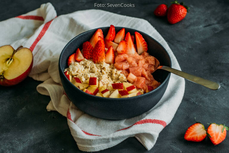 Porridge Mit Frischen Erdbeeren Und Rhabarber Kompott Von SevenCooks