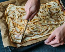 Vegetarisches Rezept: Flammkuchen mit Gorgonzola und Birne
