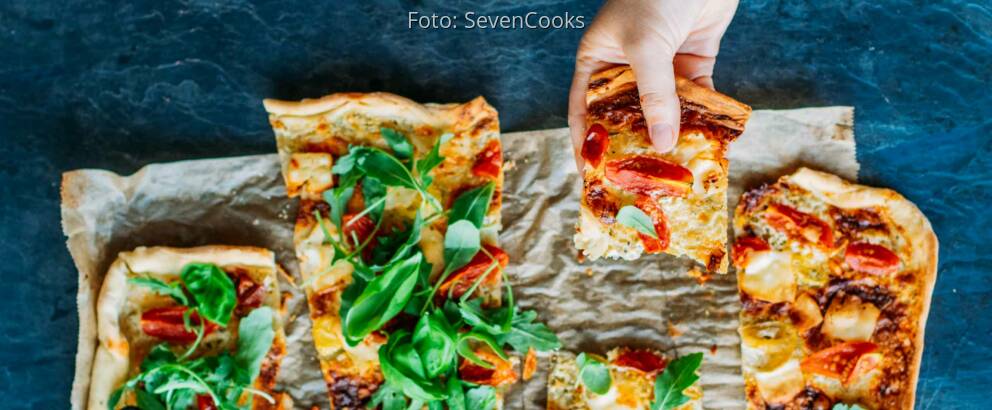 Vegetarisches Rezept: Flammkuchen mit Tomate und Rucola 1