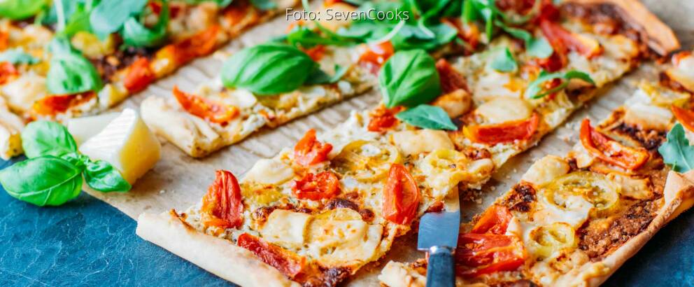 Vegetarisches Rezept: Flammkuchen mit Tomate und Rucola 2