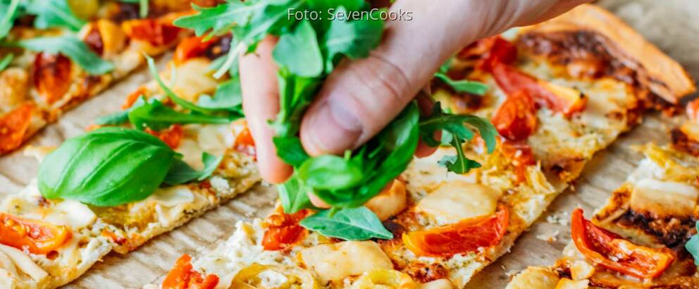 Vegetarisches Rezept: Flammkuchen mit Tomate und Rucola 3