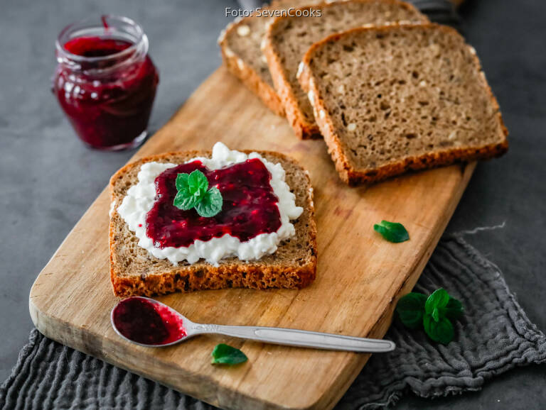 Frühstücksbrot mit Brombeer-Marmelade und Frischkäse von SevenCooks
