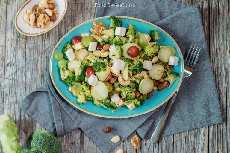 Brokkolisalat mit Nüssen von SevenCooks