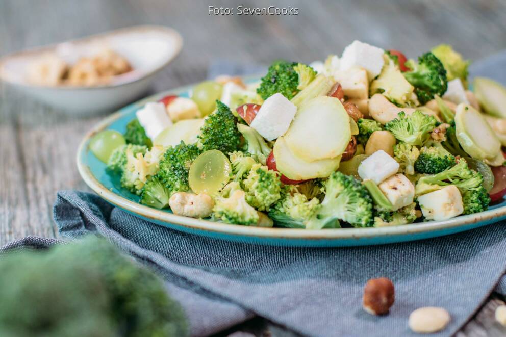 Brokkolisalat mit Nüssen von SevenCooks