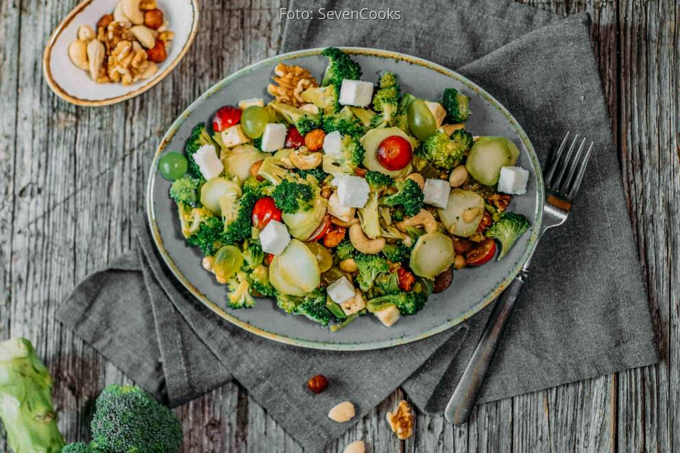 Brokkolisalat mit Nüssen von SevenCooks