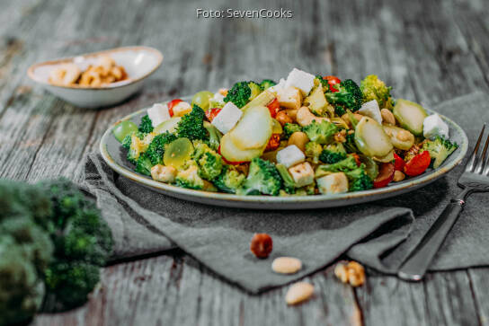 Brokkolisalat mit Nüssen von SevenCooks