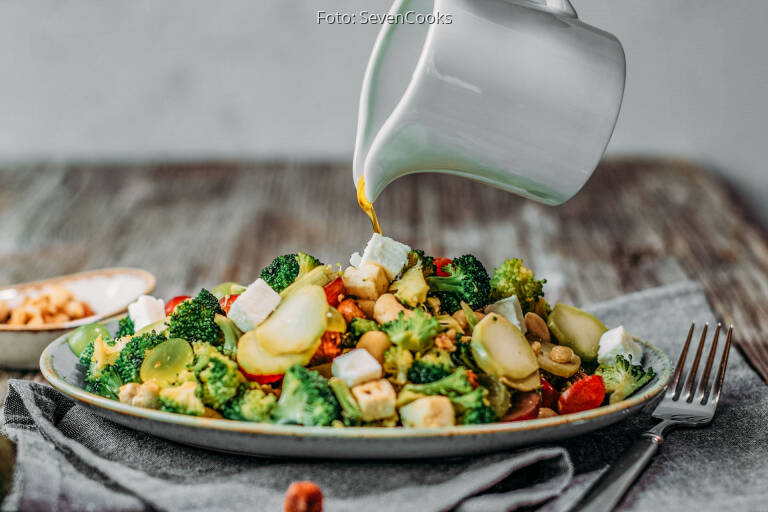 Brokkolisalat mit Nüssen von SevenCooks