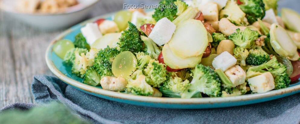 Fruchtiger Brokkolisalat mit Nüssen | SevenCooks
