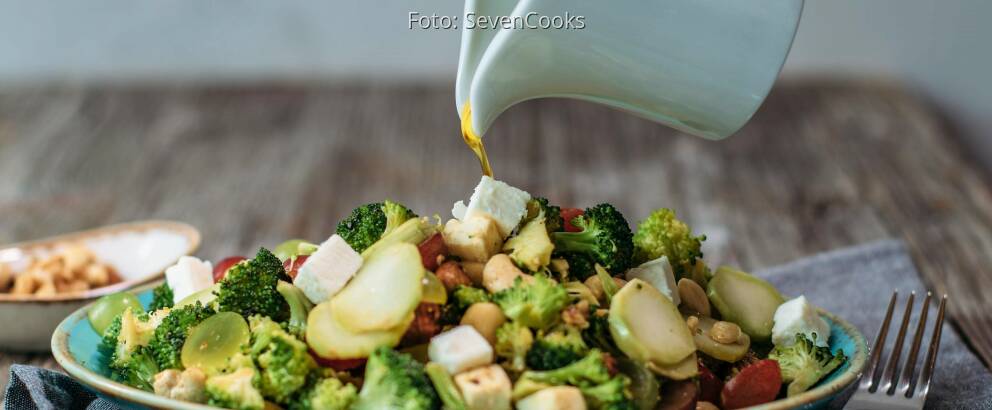 Vegetarisches Rezept: Fruchtiger Brokkolisalat mit Nüssen_3