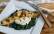Vegetarisches Rezept: Gebackener Camembert auf Spinatbett mit Birnen-Rosinen-Chutney_1