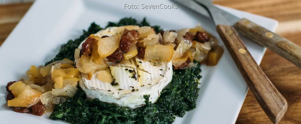 Vegetarisches Rezept: Gebackener Camembert auf Spinatbett mit Birnen-Rosinen-Chutney_1