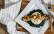 Vegetarisches Rezept: Gebackener Camembert auf Spinatbett mit Birnen-Rosinen-Chutney_2