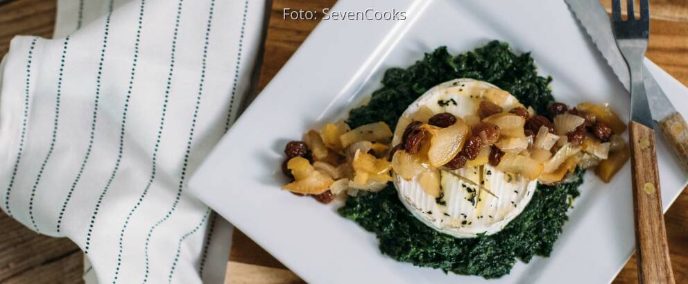 Vegetarisches Rezept: Gebackener Camembert auf Spinatbett mit Birnen-Rosinen-Chutney_2