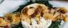 Vegetarisches Rezept: Gebackener Camembert auf Spinatbett mit Birnen-Rosinen-Chutney_3