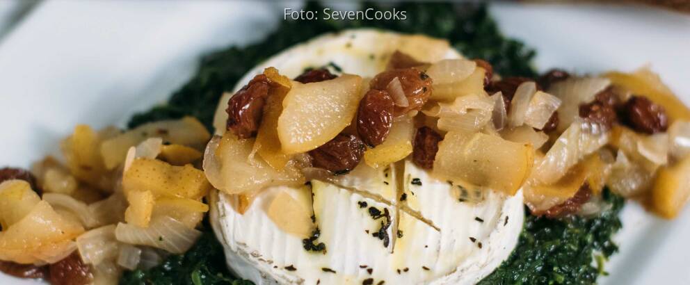 Vegetarisches Rezept: Gebackener Camembert auf Spinatbett mit Birnen-Rosinen-Chutney_3