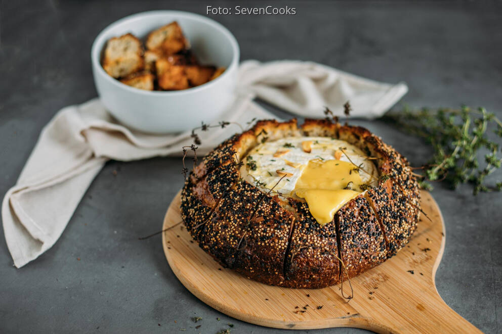 Gebackener Camembert im Brotlaib von SevenCooks