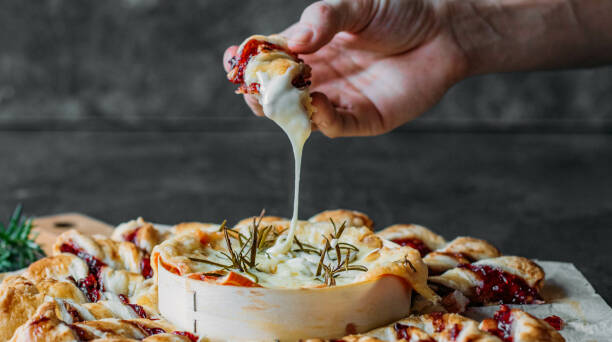 Gebackener Camembert mit Preiselbeer-Walnuss-Sticks-image