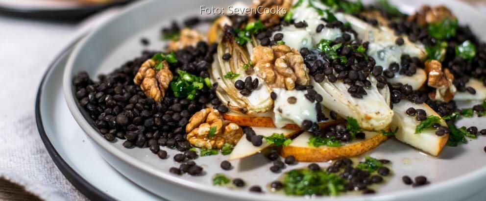 Vegetarisches Rezept: Gebackener Chicorée auf Linsen mit fein herbem Topping 1
