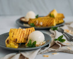 Vegetarisches Rezept: Gegrillte Ananas mit Kokos und Vanilleeis 1