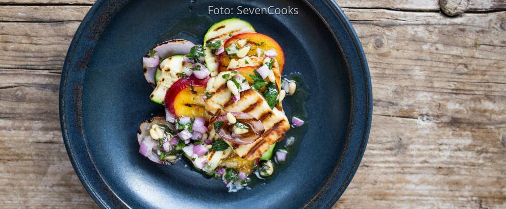 Fertiges Rezept: Gegrillter Halloumi mit Zucchini, Nektarinen und Pinienkern-Dressing_1