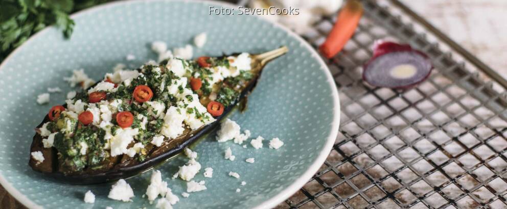 Vegetarisches Rezept: Geröstete Auberginen mit Feta und Kräutern_1