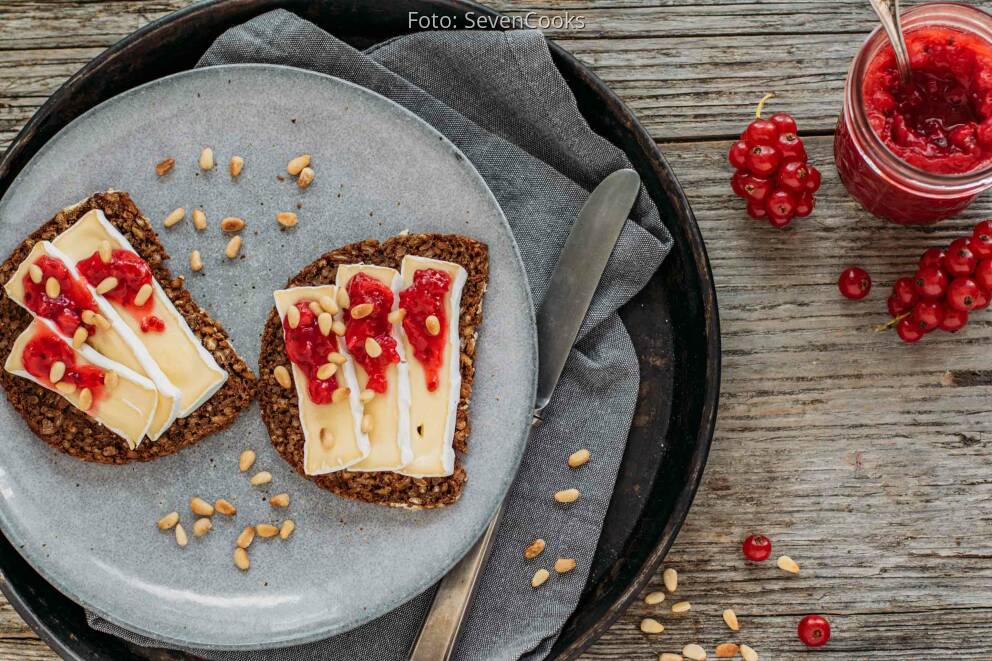 Geröstetes Camembert-Brot mit Johannisbeer-Konfitüre von MarkCooks