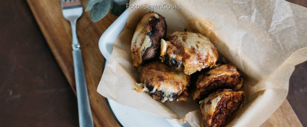 Fertiges Rezept: Überbackene Champignons mit tomaten-Walnussfüllung