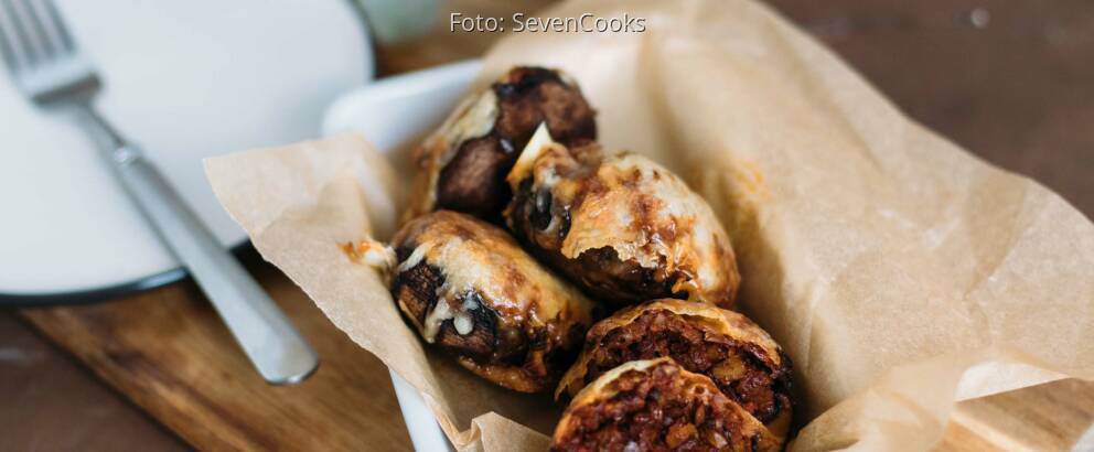 Fertiges Rezept: Gratinierte Portobello-Pilze mit Tomaten-Walnussfüllung