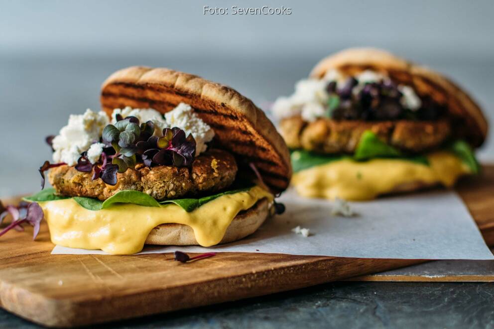 Griechischer Burger mit KichererbsenPatty, Feta und Spinat von RominaCooks